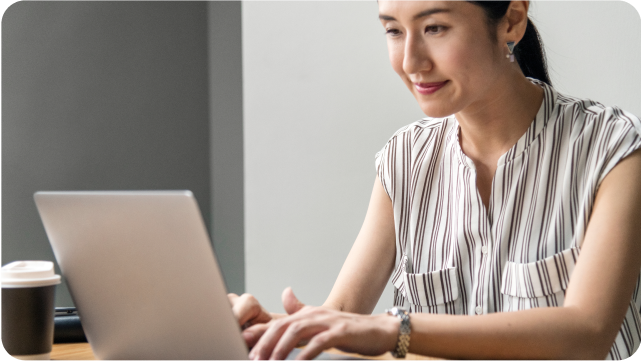 若い女性がパソコンを操作している画像