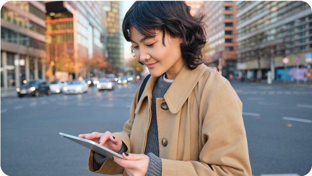 若い女性がスマートフォンを操作している画像