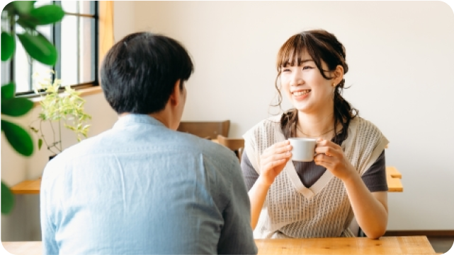 若い男女が喫茶店でお茶している画像