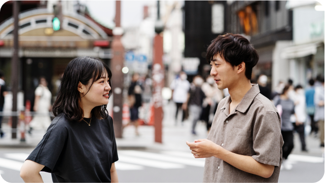 若い男女が街中でデートしている画像