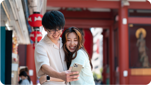 若い男女が笑いながらデートしている画像